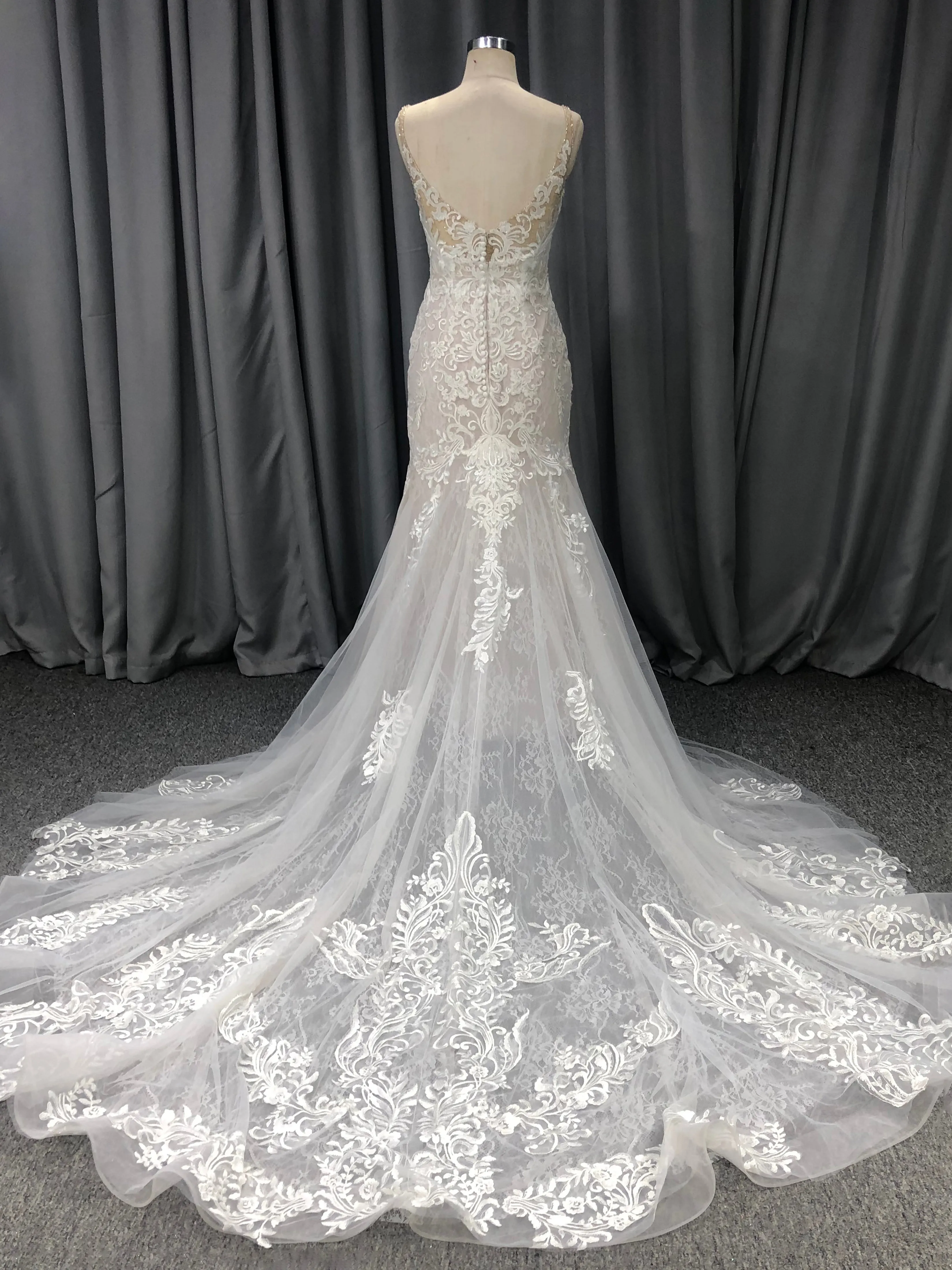 Attrayant Col V  Dentelle Robe de Mariée avec la courte traîne