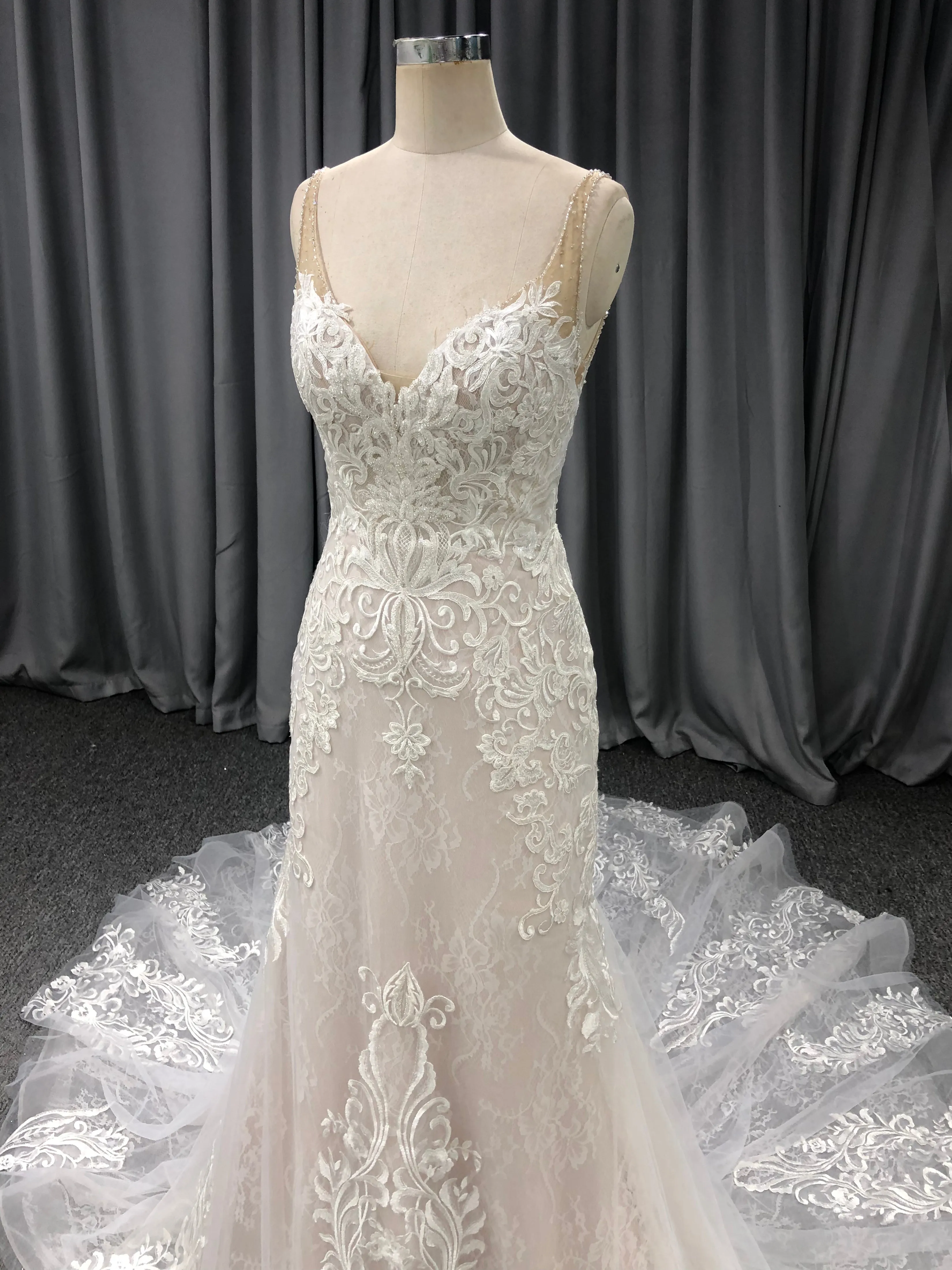 Attrayant Col V  Dentelle Robe de Mariée avec la courte traîne