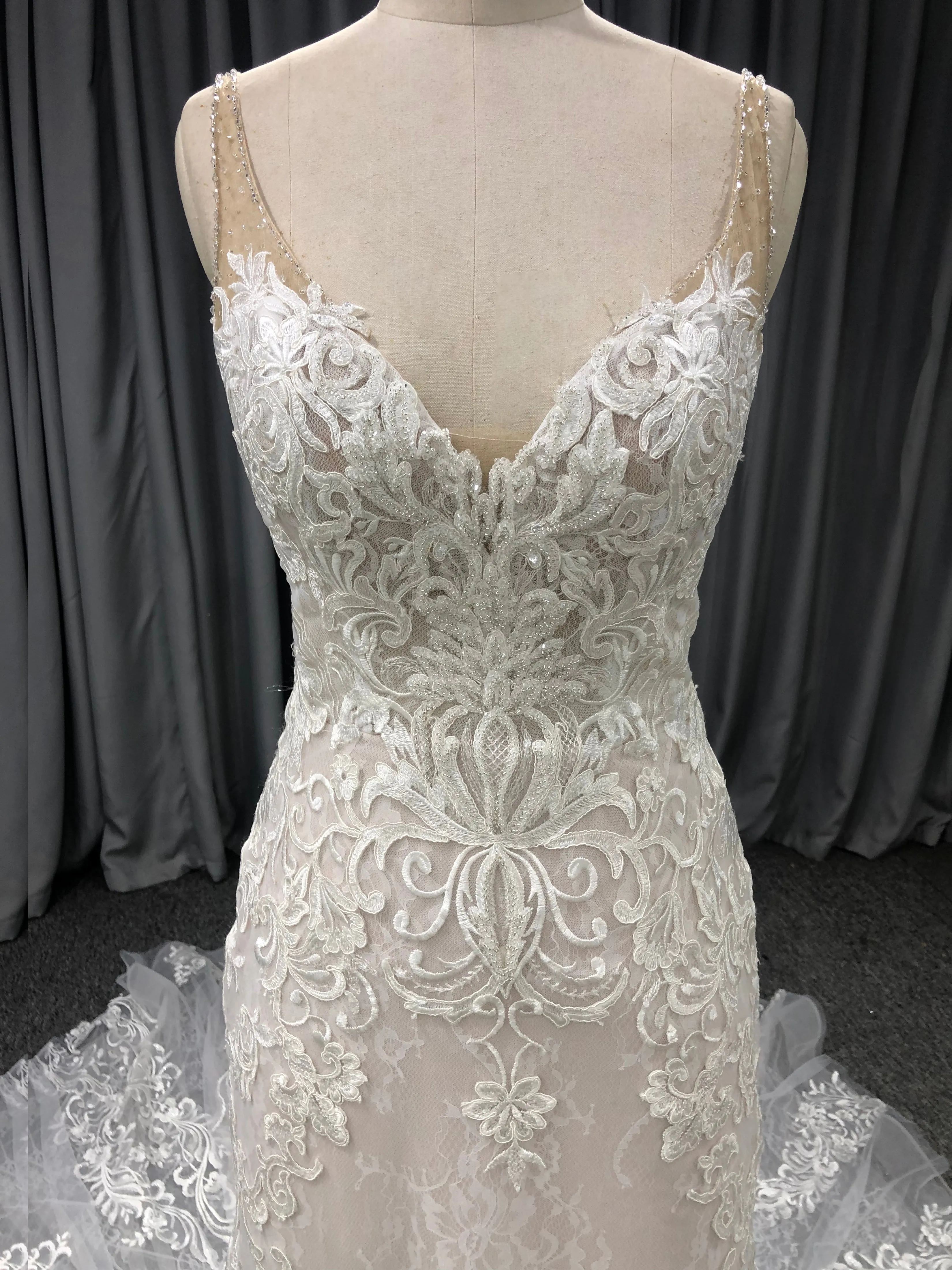 Attrayant Col V  Dentelle Robe de Mariée avec la courte traîne