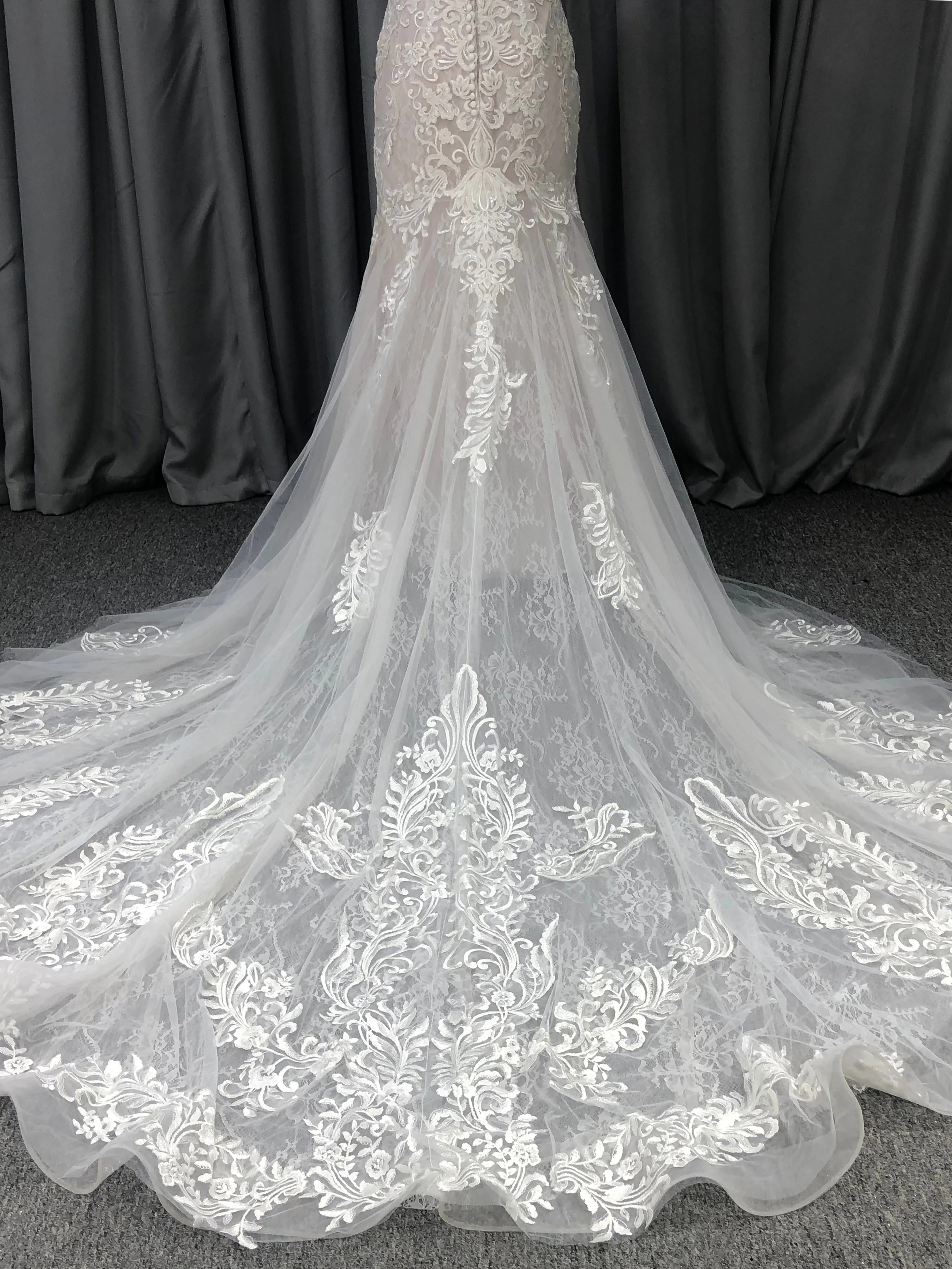 Attrayant Col V  Dentelle Robe de Mariée avec la courte traîne