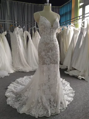 Col V Robe fourreau Dentelle Robe de Mariée avec la traîne de balayage