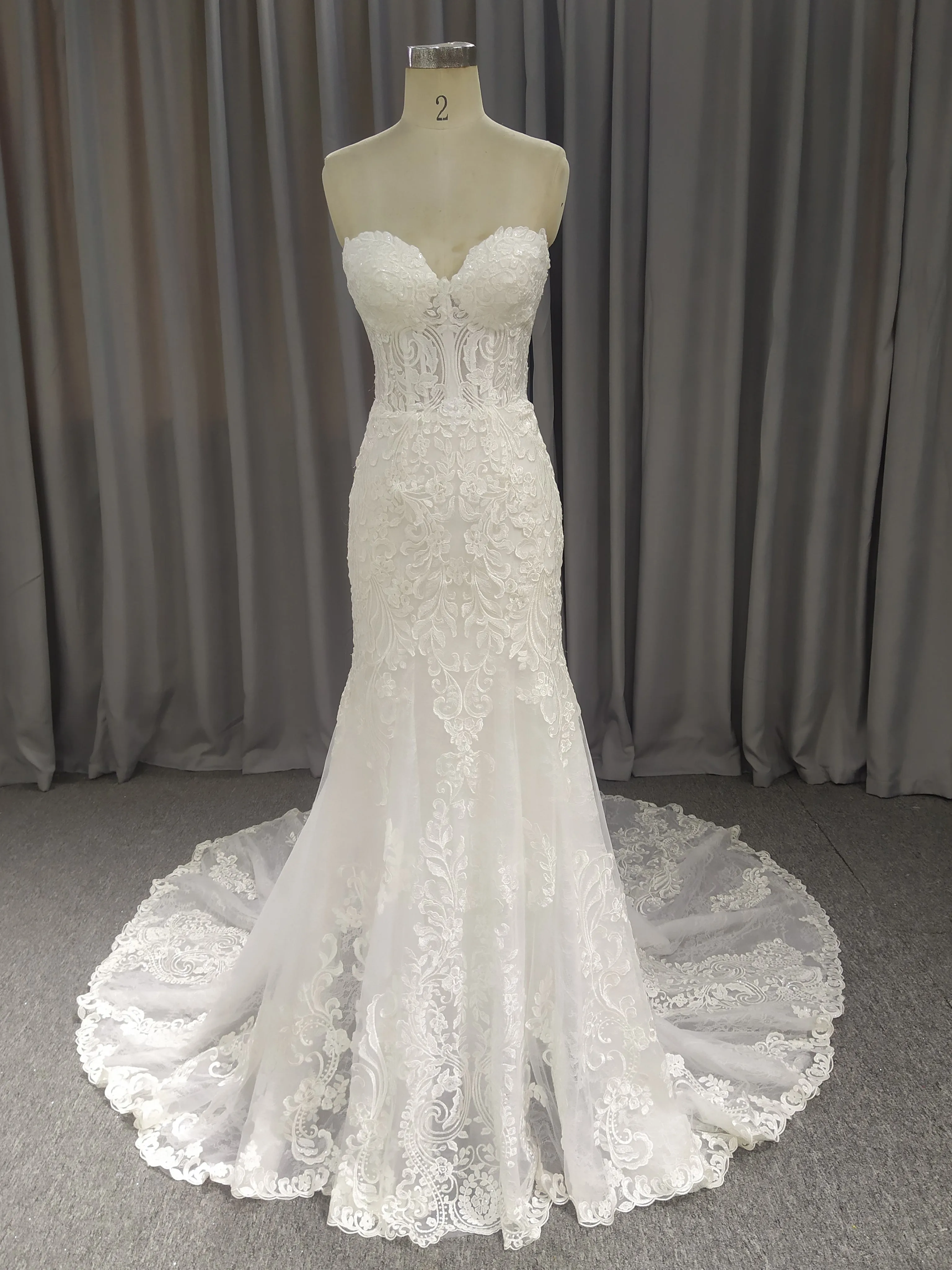 Fourreau Sans bretelles Dentelle Tulle Robe de Mariée avec Traîne de Balayage