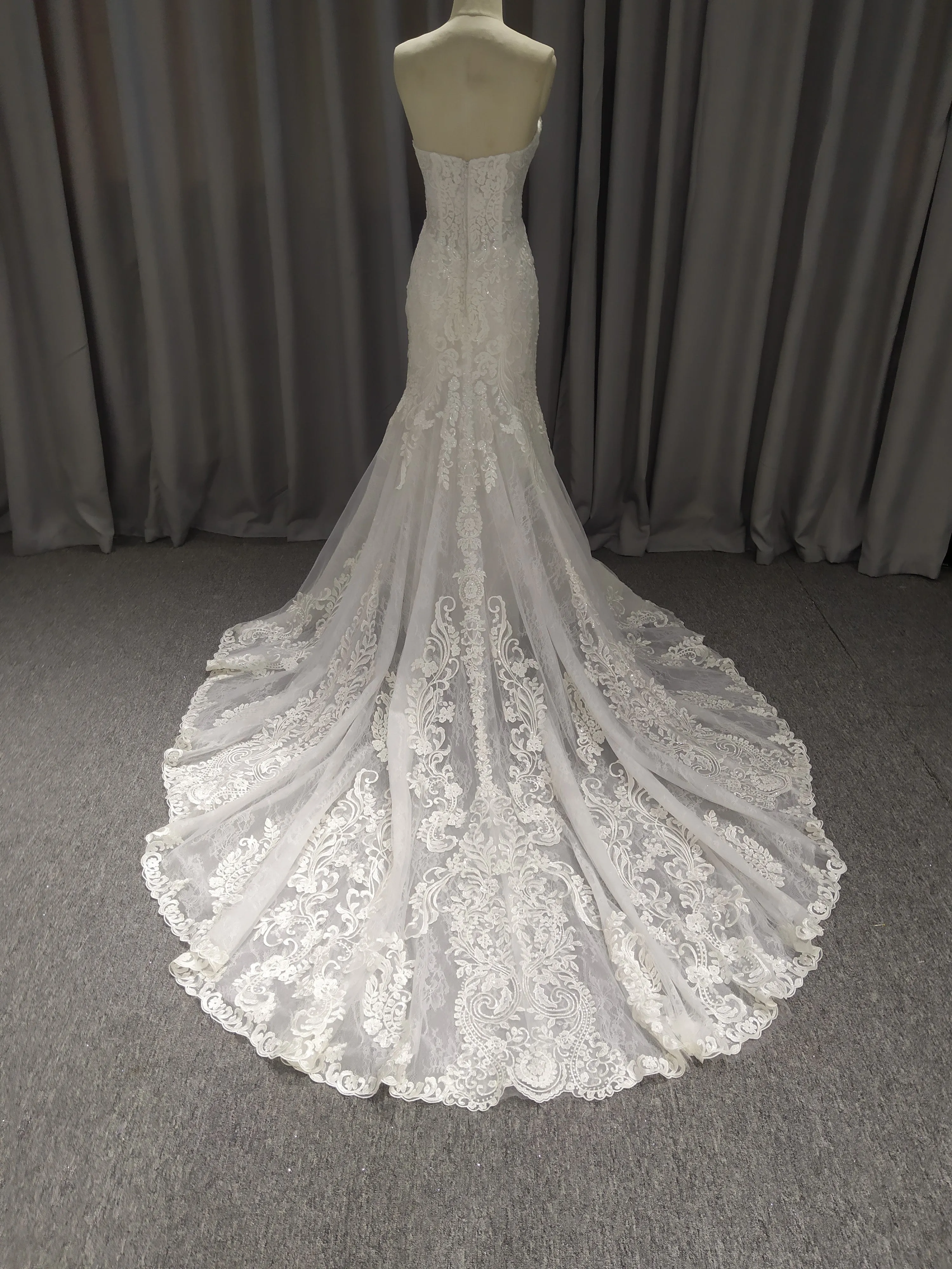 Fourreau Sans bretelles Dentelle Tulle Robe de Mariée avec Traîne de Balayage