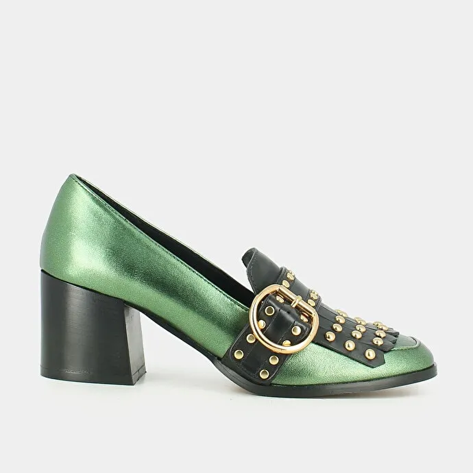 Heeled moccasins in green metallic leather with fringed tab and cabochons