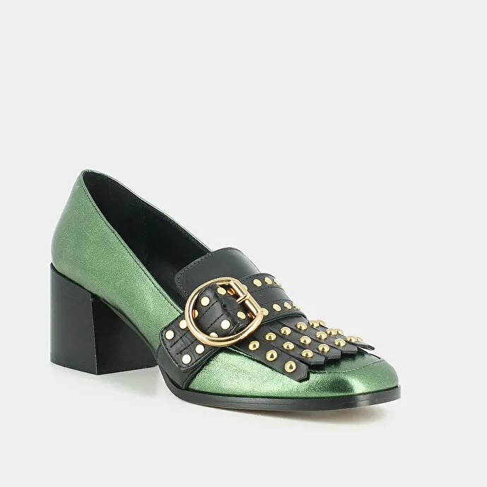 Heeled moccasins in green metallic leather with fringed tab and cabochons