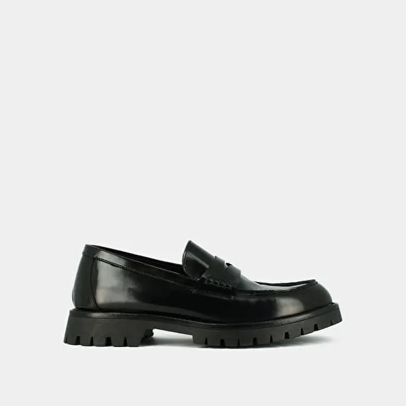 Moccasins with notched soles in glazed black leather