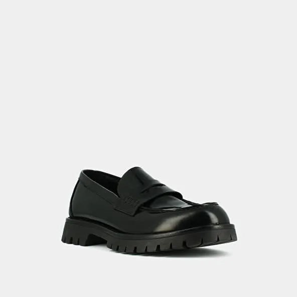 Moccasins with notched soles in glazed black leather