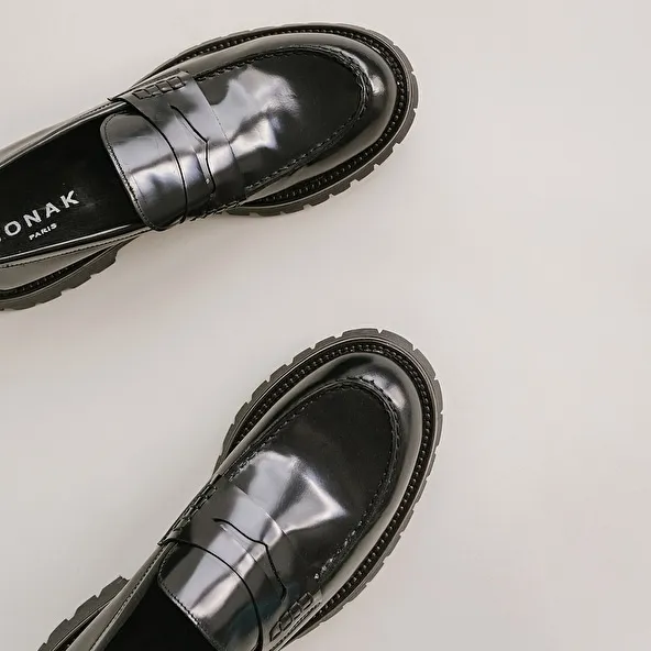 Moccasins with notched soles in glazed black leather