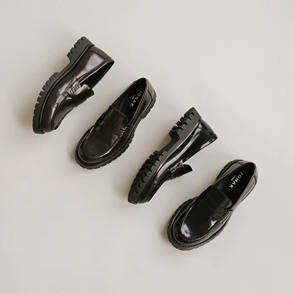 Moccasins with notched soles in glazed black leather