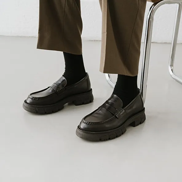 Moccasins with notched soles in glazed brown leather