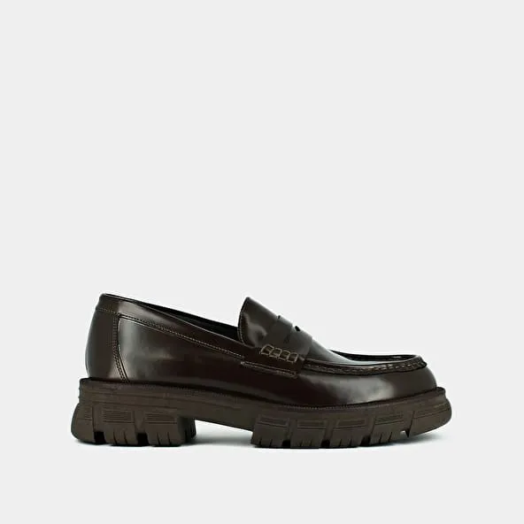 Moccasins with notched soles in glazed brown leather