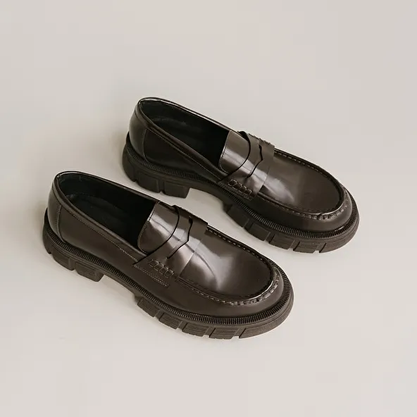 Moccasins with notched soles in glazed brown leather