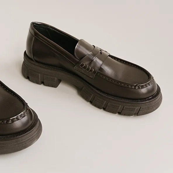 Moccasins with notched soles in glazed brown leather