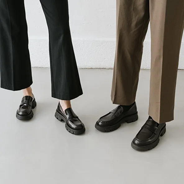 Moccasins with notched soles in glazed brown leather