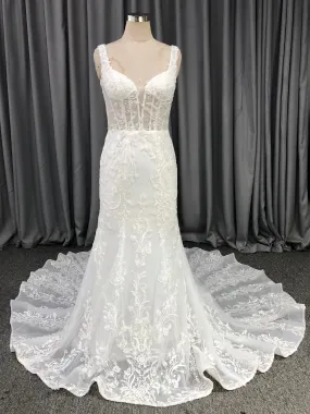 Robe fourreau Col V  Dentelle Robe de Mariée avec la courte traîne