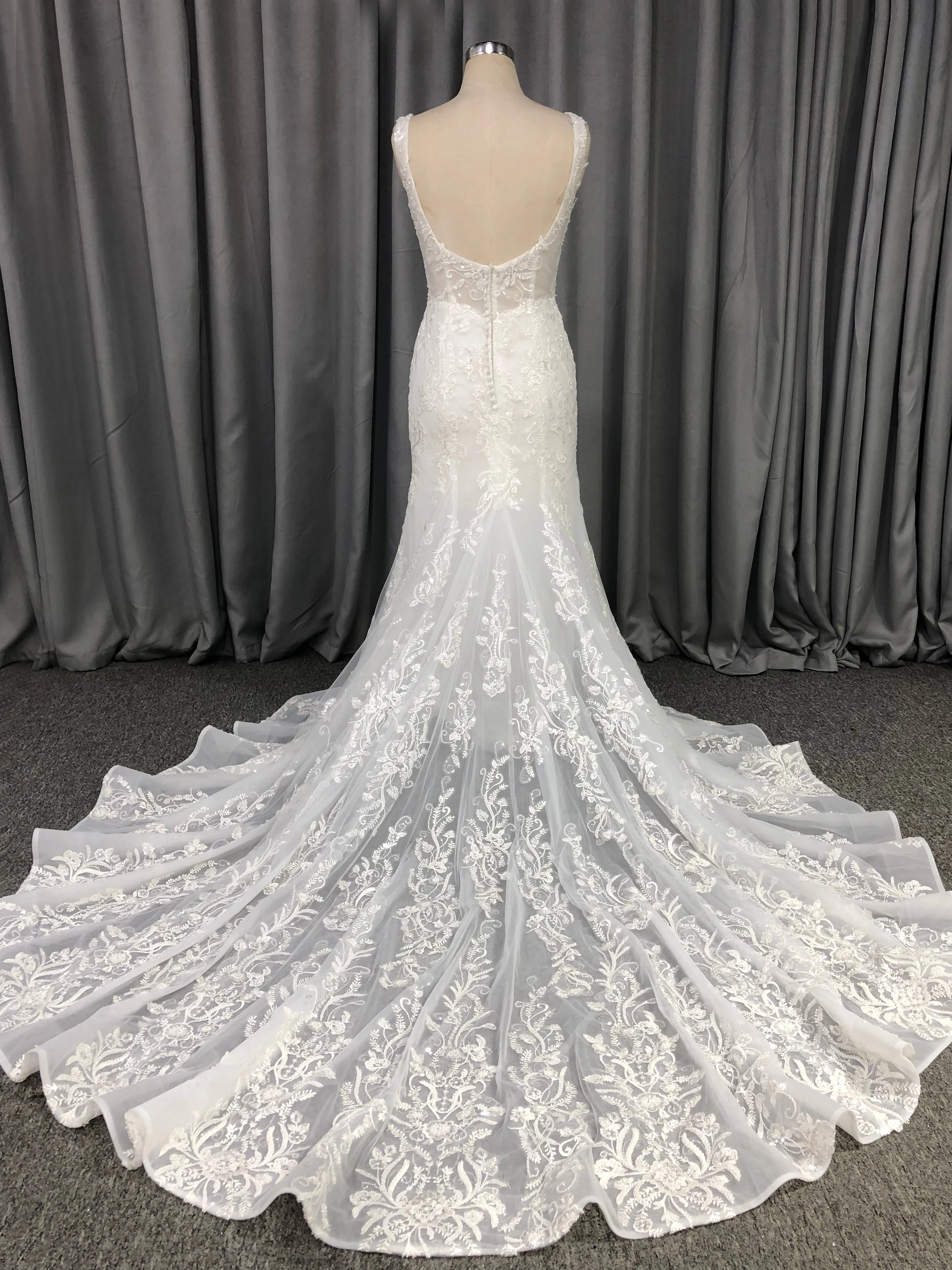 Robe fourreau Col V  Dentelle Robe de Mariée avec la courte traîne