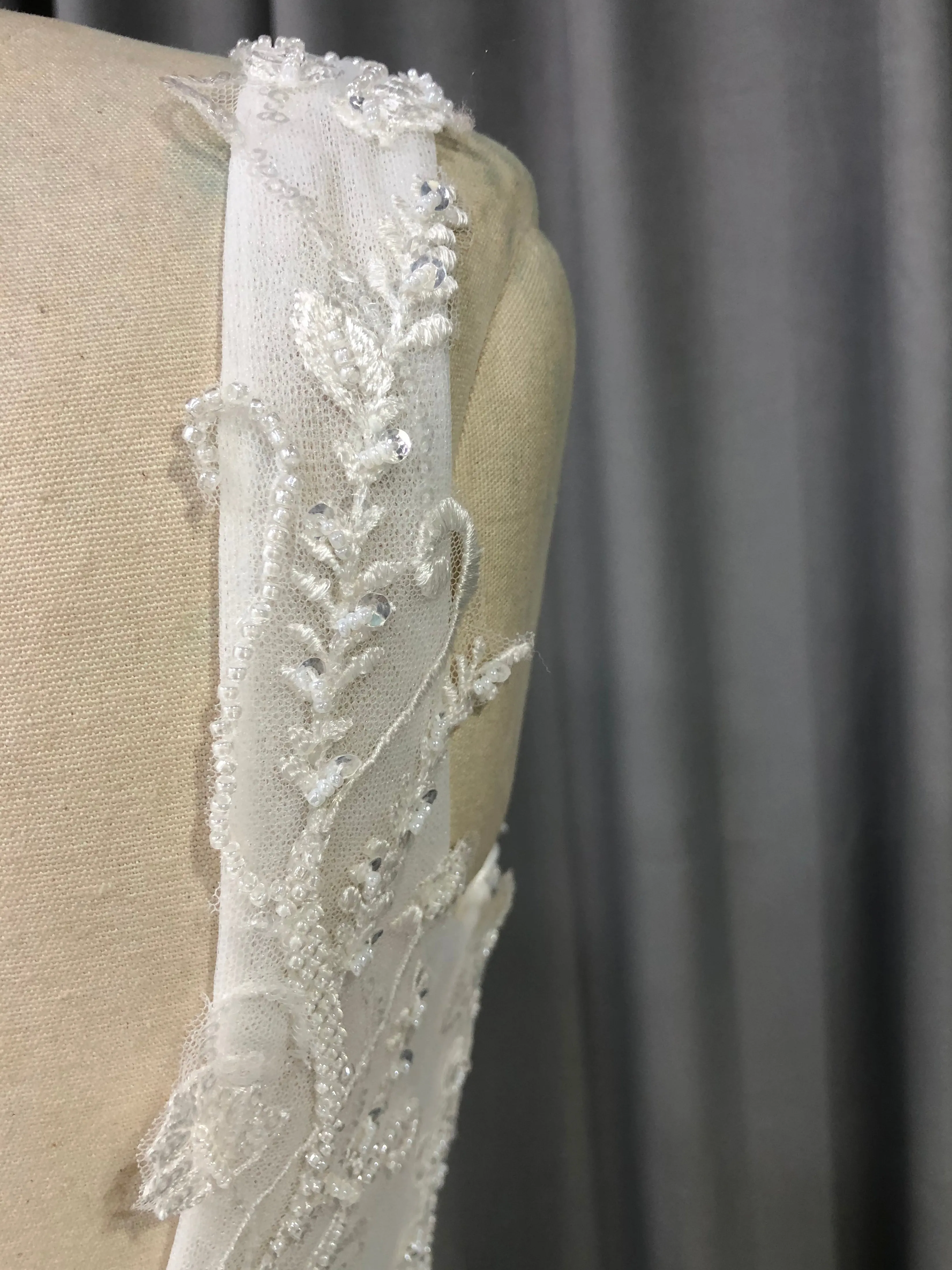 Robe fourreau Col V  Dentelle Robe de Mariée avec la courte traîne